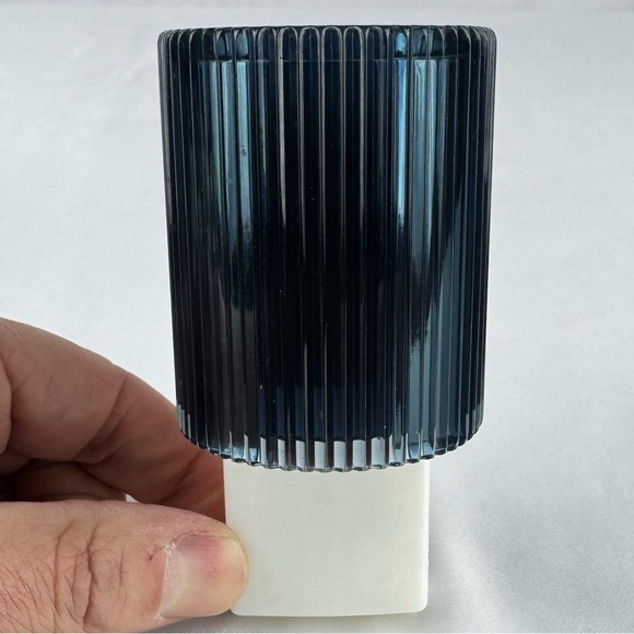 Bath & Body Works Wallflowers Fragrance Plug – Ribbed Blue Glass Design - Picture 2 of 8